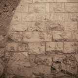 Una volta all�interno della stanza Rossana ci indica due protuberanze rotonde in rilievo sulla pietra di una parete